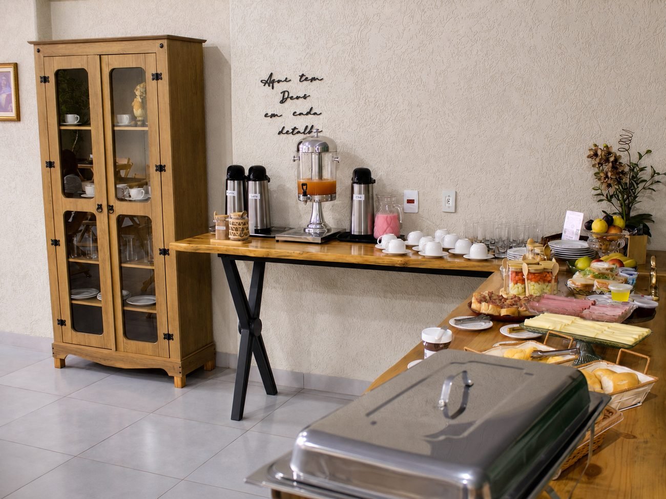 Salão do café da manhã com o buffet montado