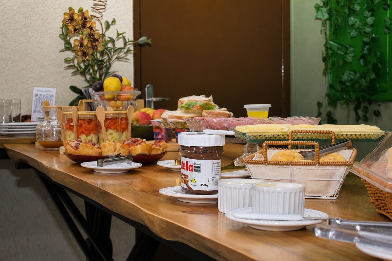 Mesa de frios, queijos e pães do café da manhã
