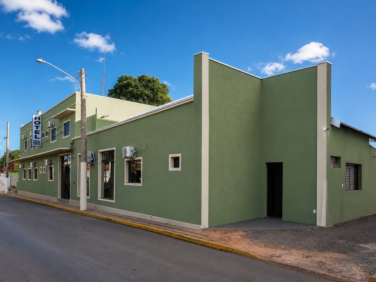Fachada lateral do Hotel Mineiro em Paranaíba