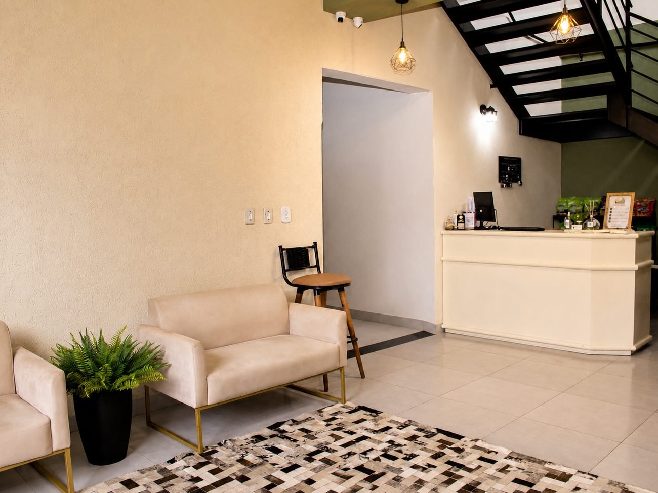 Recepção do hotel com poltronas e balcão