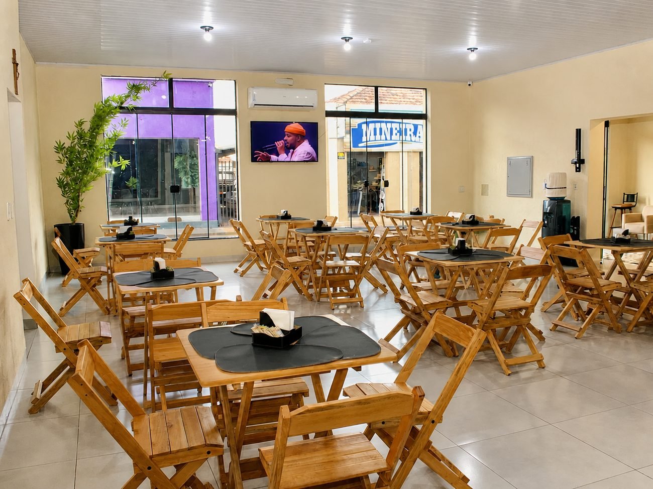 Salão do café da manhã com mesas de madeira